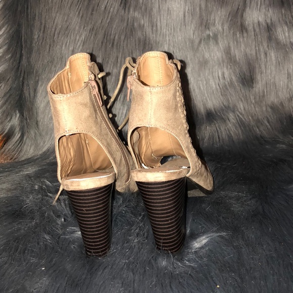 Heels - Picture 3 of 3